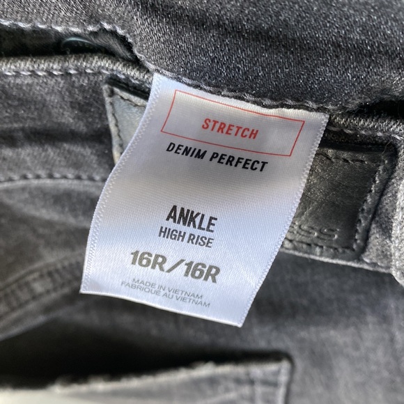 Express Stretch Denim Jean - Picture 6 of 10
